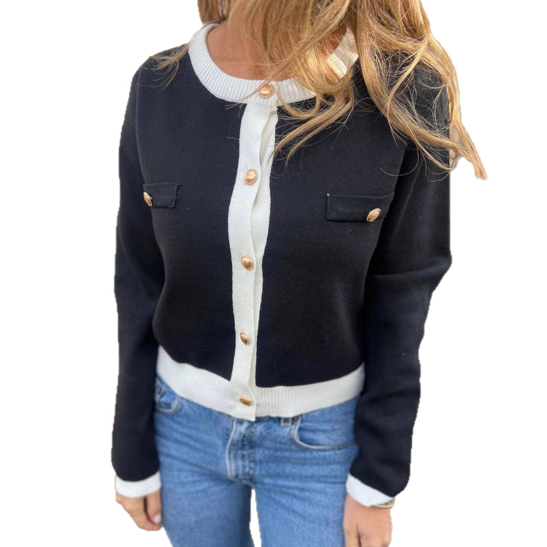 Cardigan féminin tendance avec un design texturé et des boutons dorés Chic & Stil