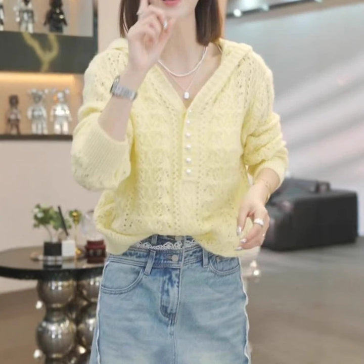 Pull en tricot pour femmes avec capuche et détails de boutons élégants Chic & Stil