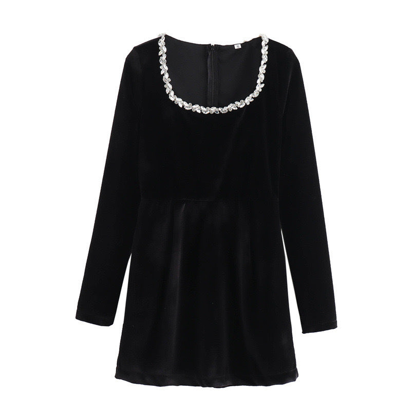 Elegant dress for women with a nice round neckline and decorated chic and stylish details