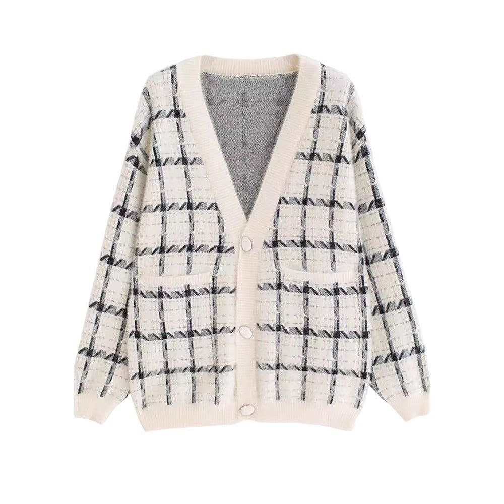 Ladies oversized cozy wool sweater with chic check pattern and style