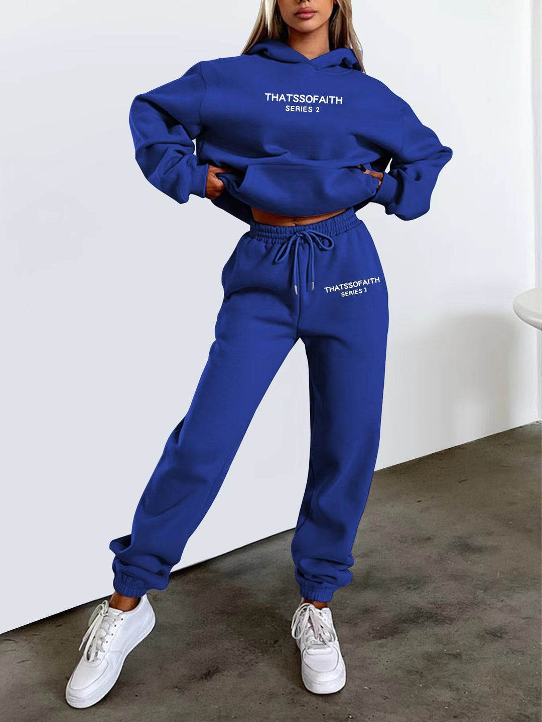 Women's jogging suit with comfortable hood and elastic cuffs Chic & Stil