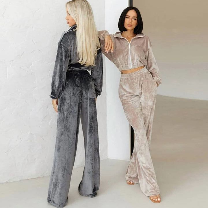 Casual loungewear set for women in velvety material with high collar and zipper Lune London
