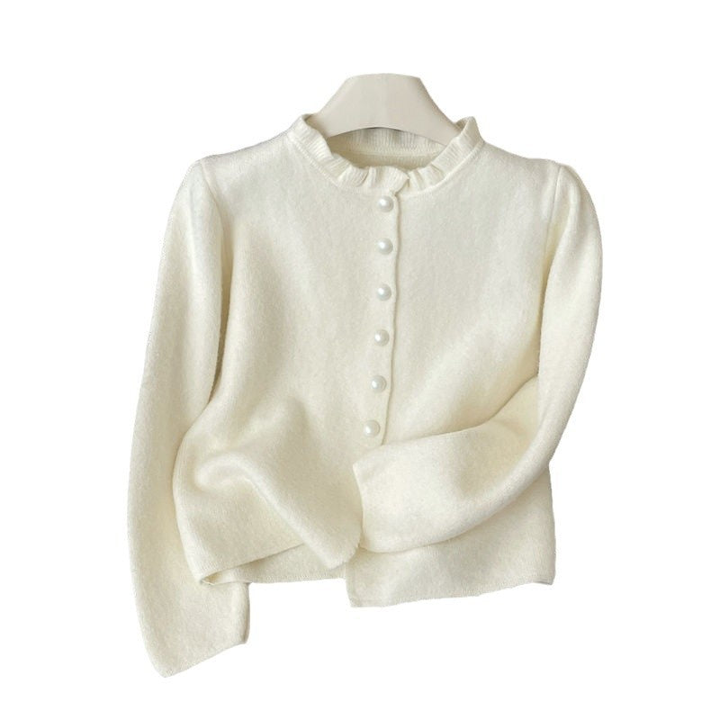 Cardigan élégant pour femmes avec des volants féminins et des boutons en perles Chic & Stil
