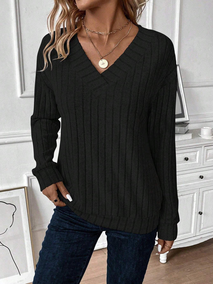Casual knit sweater for women with V-neck and ribbed texture Lune London