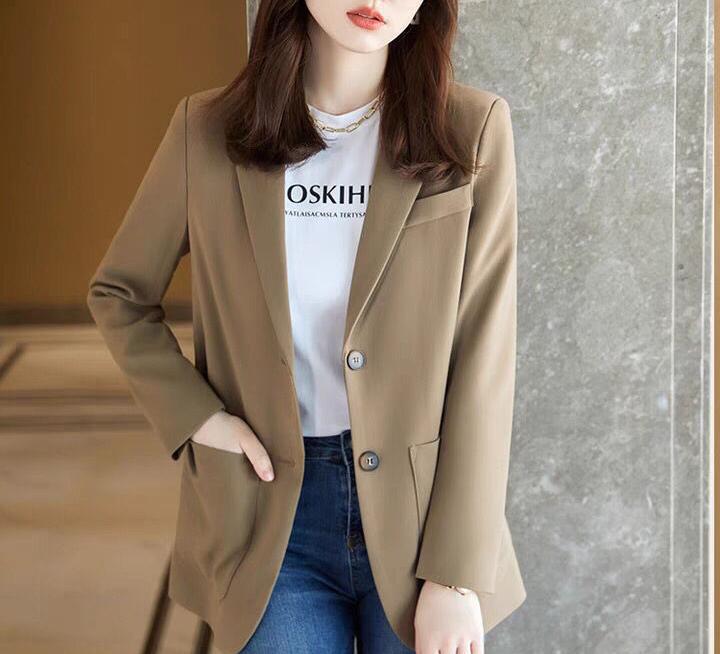 Blazer féminin élégant et moderne avec poches à rabat Chic & Stil