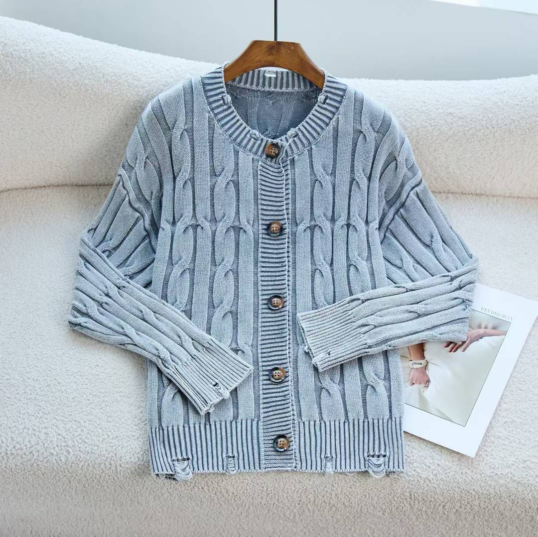 Cardigan pour femmes avec un design en câble élégant et des détails de bouton en bois Chic & Stil