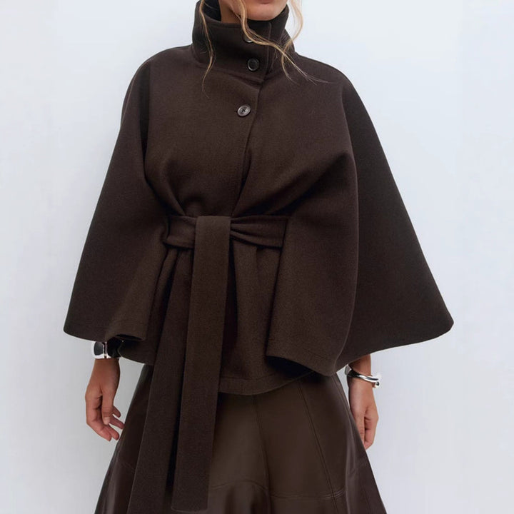 Veste à capuche pour femmes avec des manches larges et une ceinture à la taille Chic & Stil