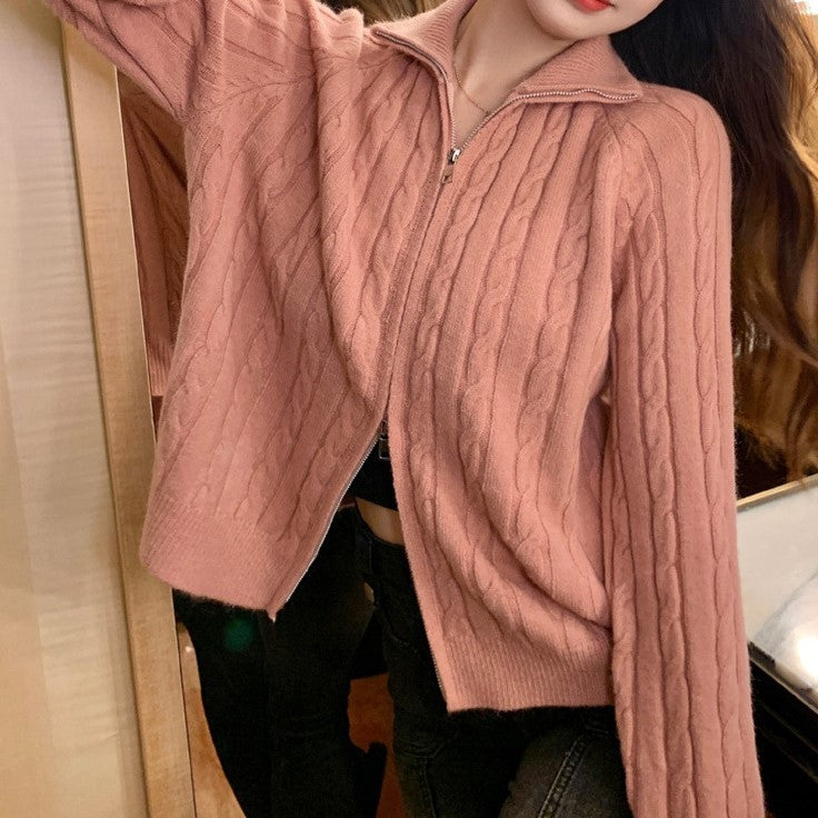 Cardigan pour femmes avec design en câble et col montant Chic & Stil
