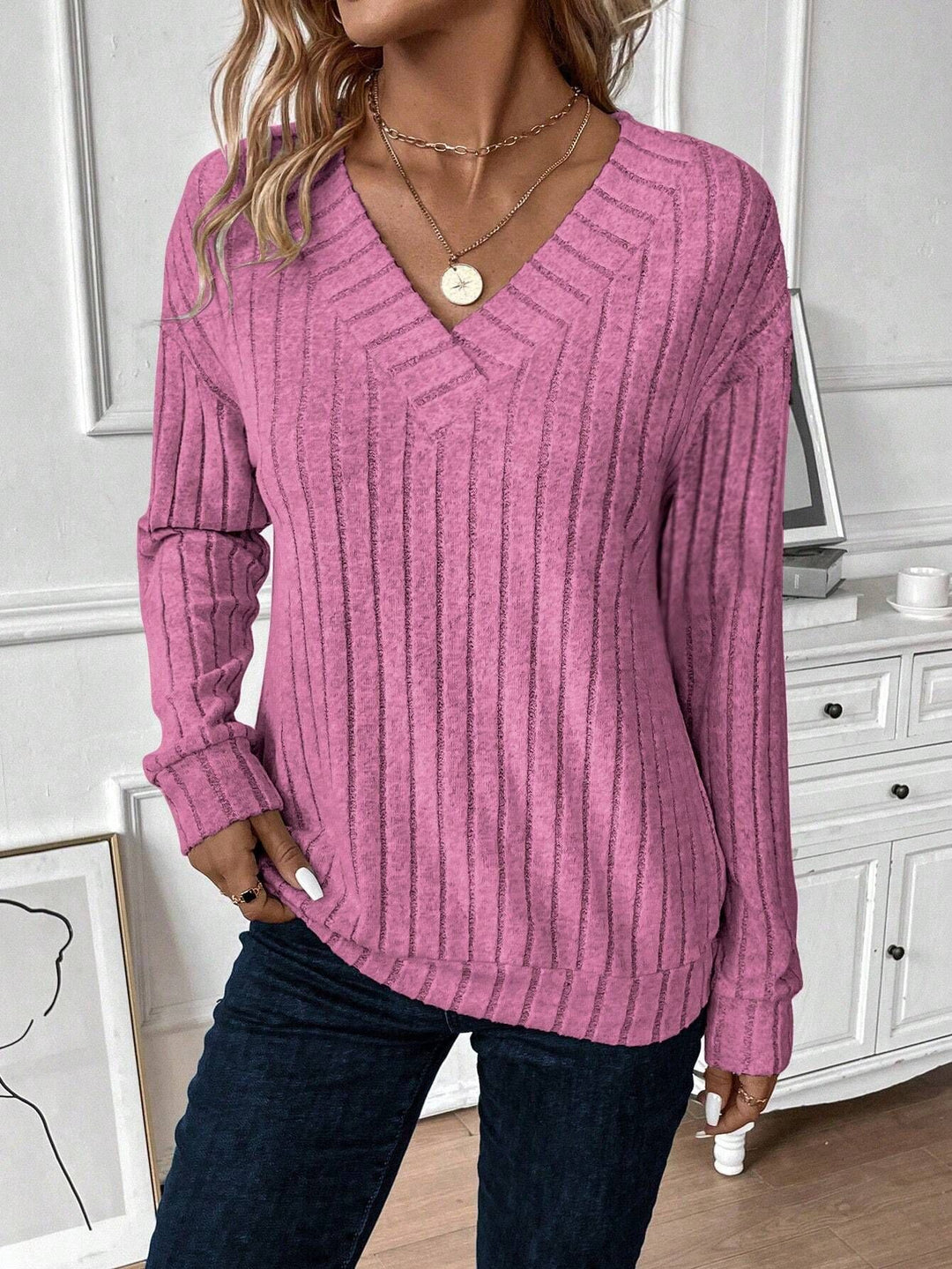 Casual knit sweater for women with V-neck and ribbed texture Lune London