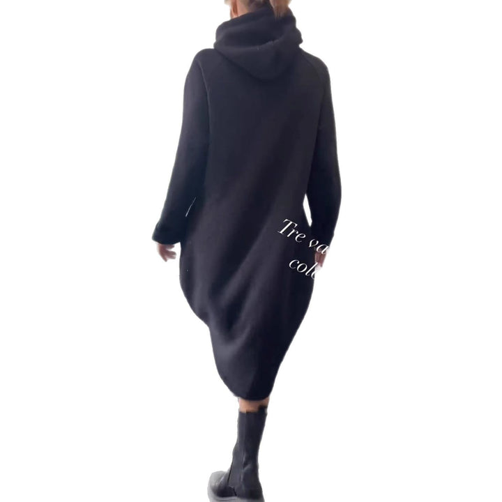 Robe hoodie femme dans un style décontracté oversize avec des accents scintillants Chic & Stil