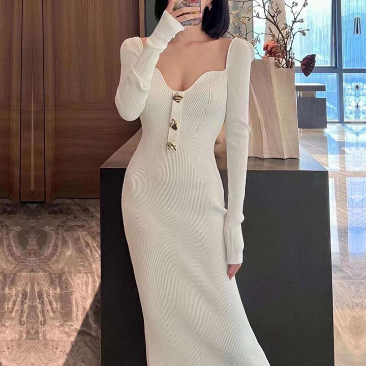 Robe en tricot élégante pour femmes avec un léger col en V et des boutons dorés Chic & Stil