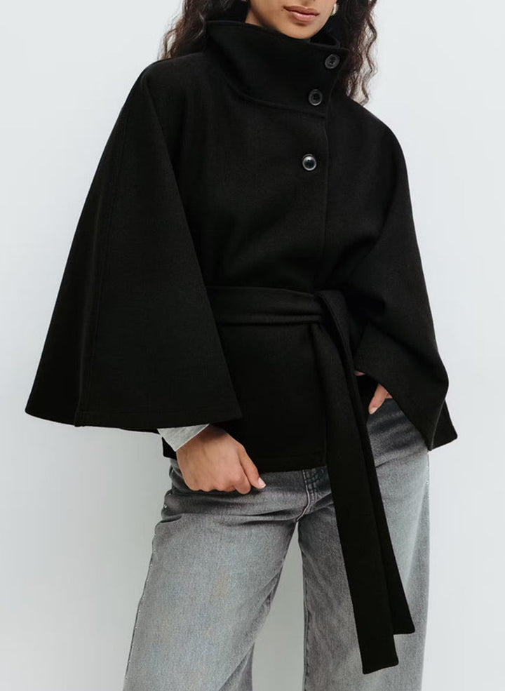 Veste à capuche pour femmes avec des manches larges et une ceinture à la taille Chic & Stil