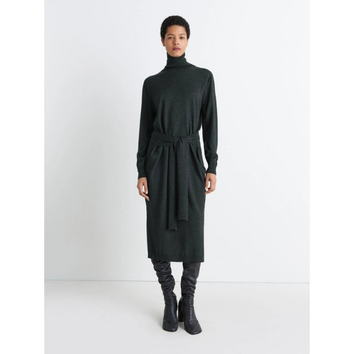 Casual knit dress for women with an elegant belt and chic side slits