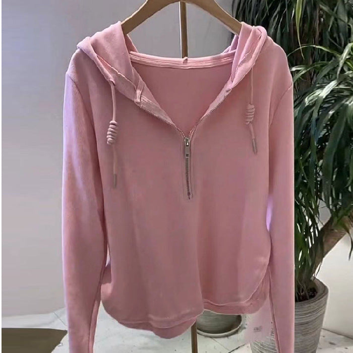 Women's casual hoodie with half zipper and modern cut Chic & Stil