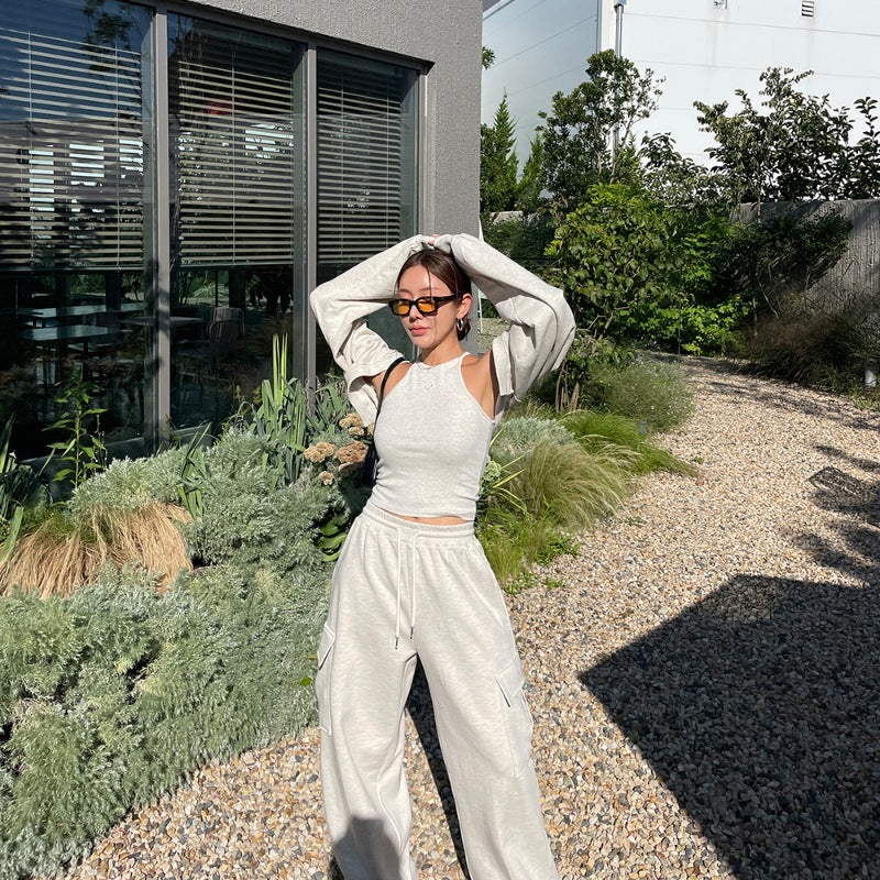 Women's sporty loungewear set with crop top and wide cargo pants Chic & Stil