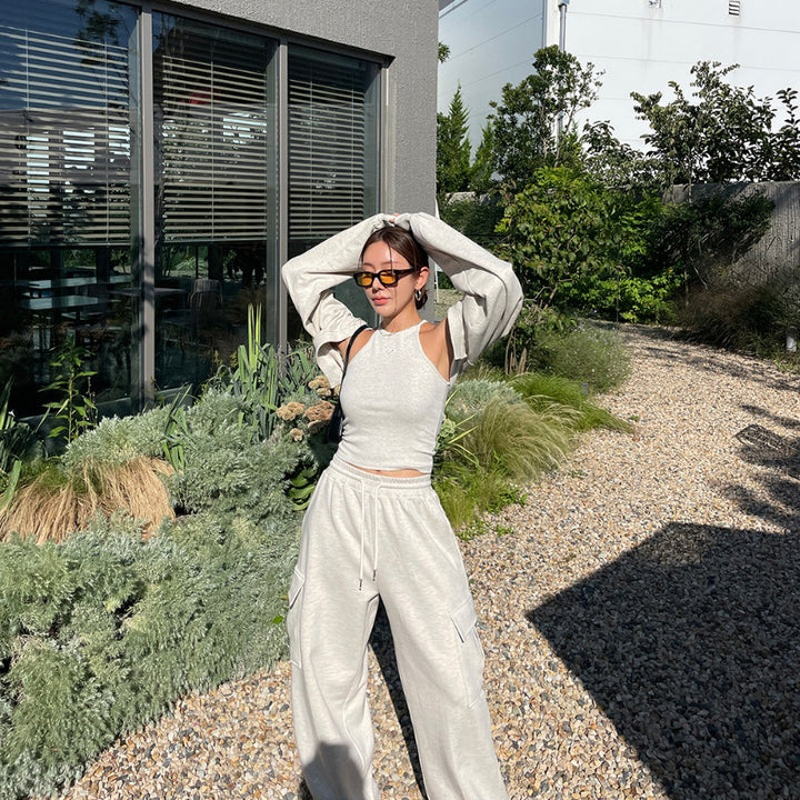 Women's sporty loungewear set with crop top and wide cargo pants Chic & Stil