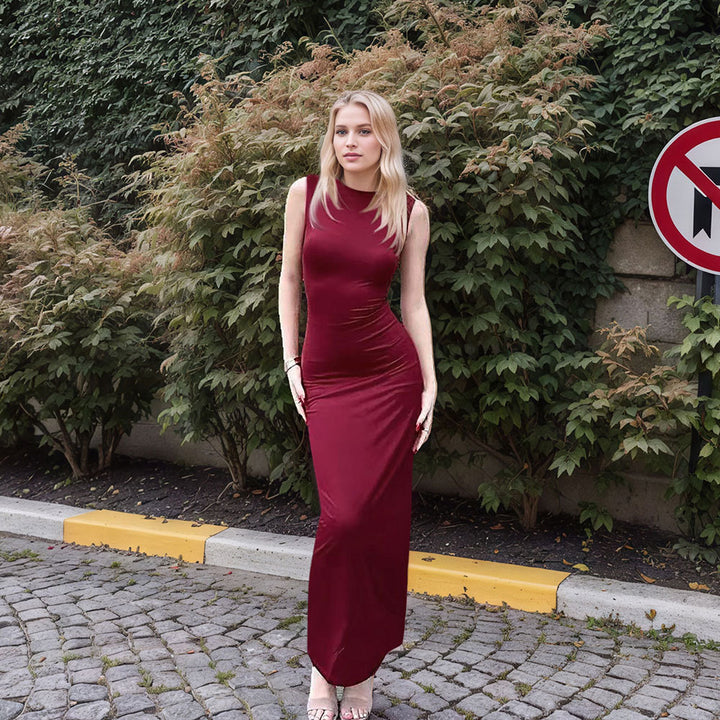 Robe maxi pour femmes avec une coupe élégante et ajustée et une fente haute Chic & Stil