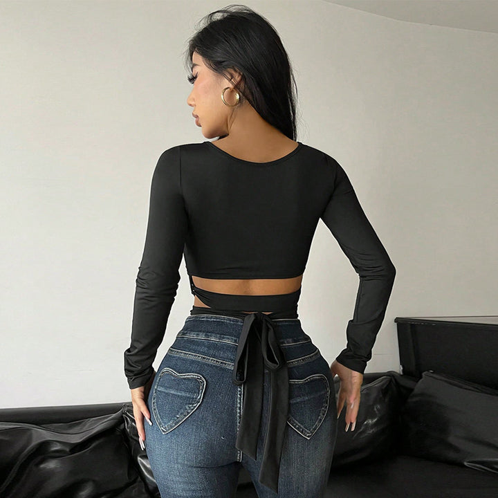 T-shirt long à manches longues pour femmes tendance avec détail de nœud sophistiqué et design découpé Chic & Stil