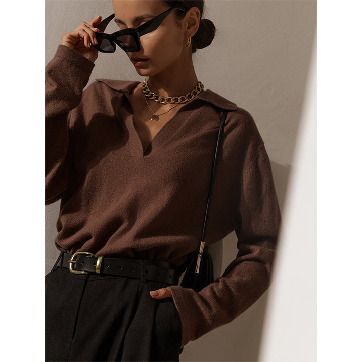 Casual sweater for women with V-neck and trendy details Lune London
