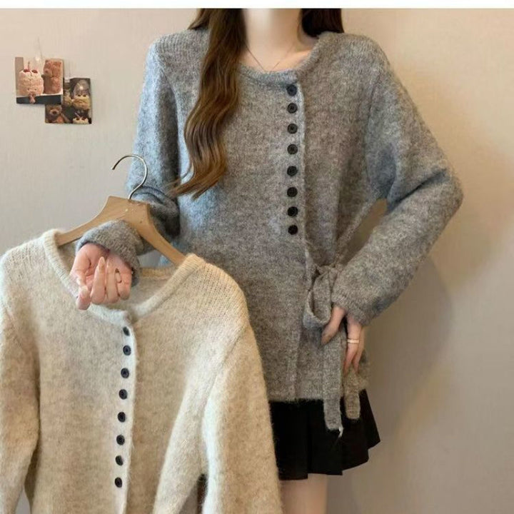 Cardigan pour femmes avec lien sur le côté et détails de boutons Chic & Stil