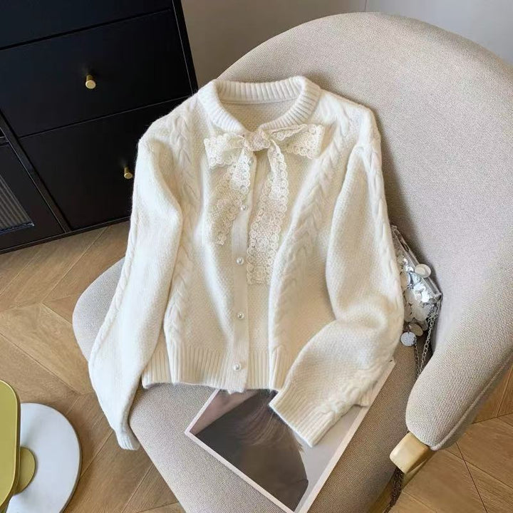 Ladies' vest with decorative lace collar and button closure Lune London