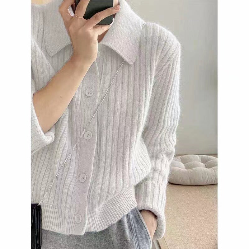 Cardigan pour femmes avec un élégant plastron à boutons et un design à côtes ultra-moderne Chic & Stil