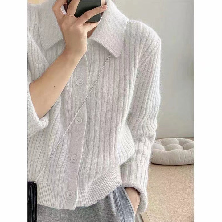 Cardigan pour femmes avec un élégant plastron à boutons et un design à côtes ultra-moderne Chic & Stil