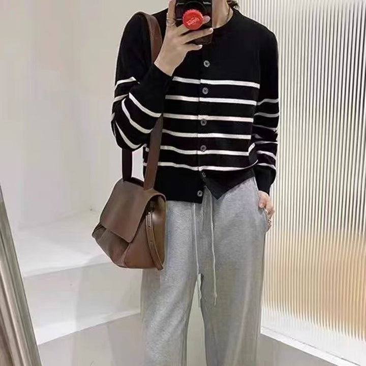 Cardigan tricot décontracté pour femmes avec des rayures classiques et des détails de bouton Chic & Stil