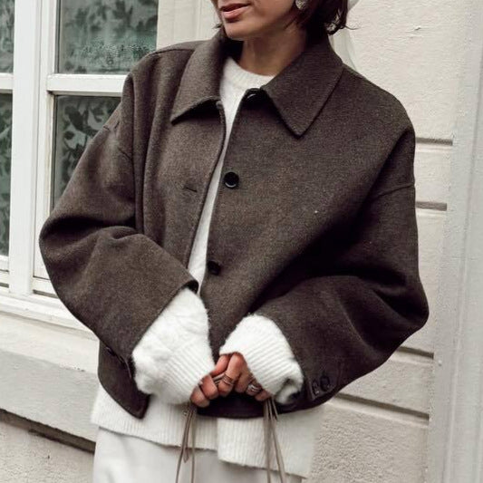Oversized wool jacket for women with a chic and stylish collar
