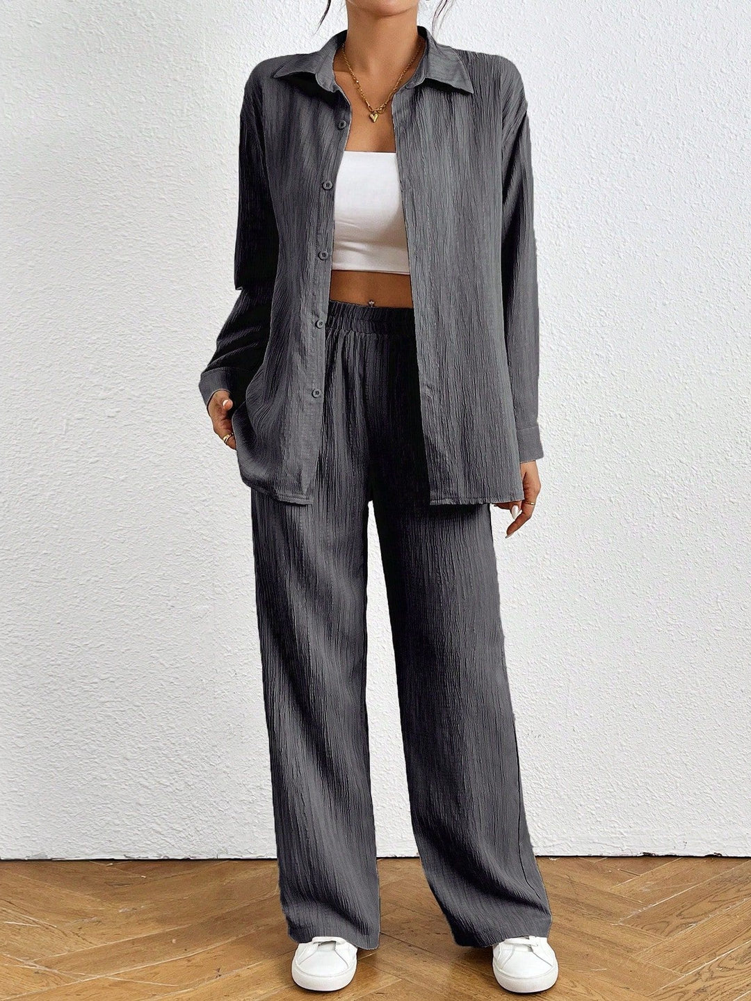 Casual and elegant set for women in fine pleated material Lune London