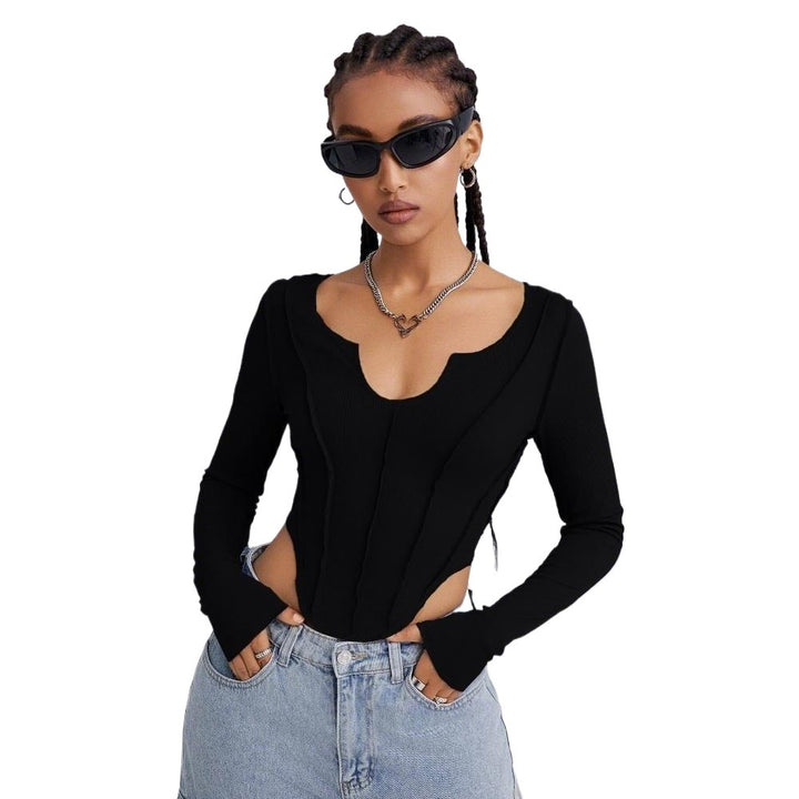 Body à manches longues pour femmes avec décolleté en V profond et détails découpés intricats Chic & Stil