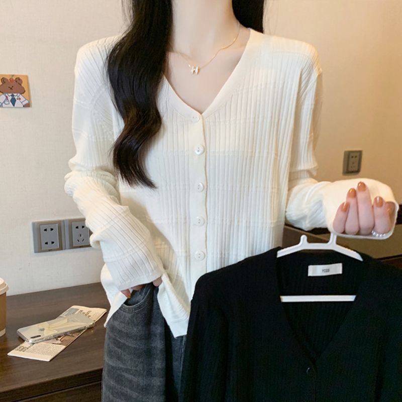 Cardigan pour femmes avec décolleté en V et détails de bouton Chic & Stil