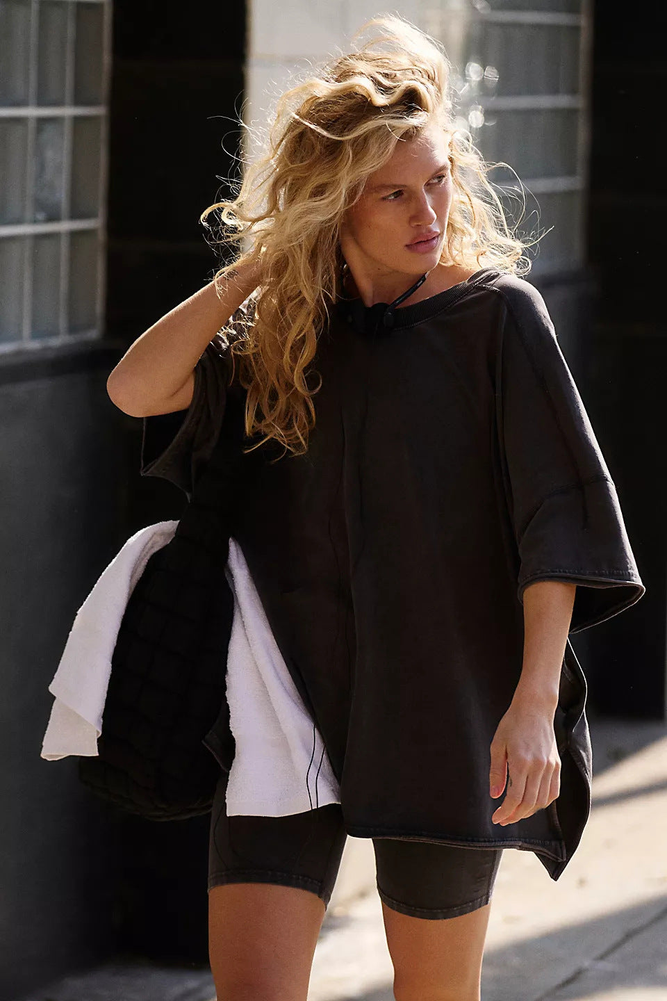 Women's comfortable sports loungewear set with oversized top and shorts Chic & Stil