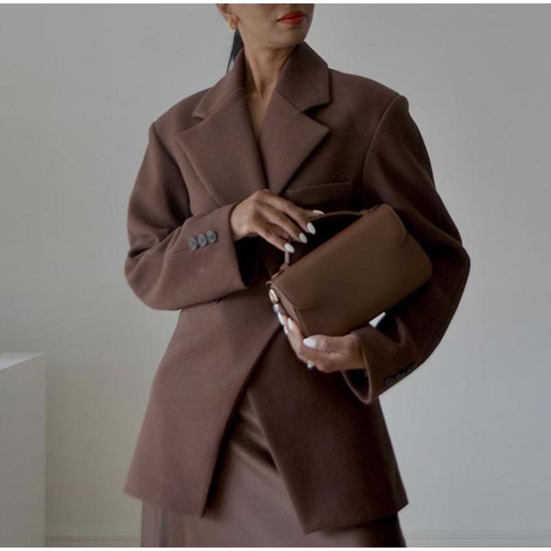 Veste élégante pour femmes avec des boutons accentués et une jupe assortie Lune London