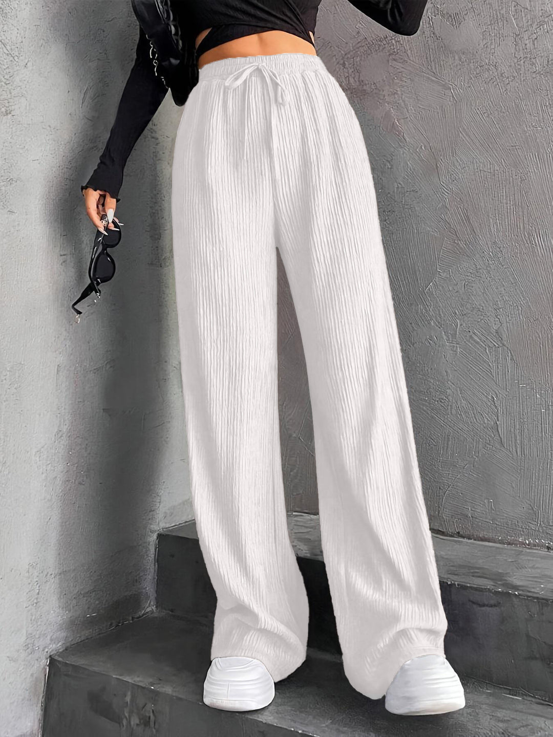 Pantalons plissés à coupe large pour femmes avec taille élastique et poches latérales pratiques Chic & Stil