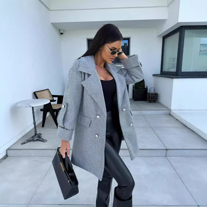 Elegant oversized women's blazer with double-breasted buttons and practical pockets Lune London