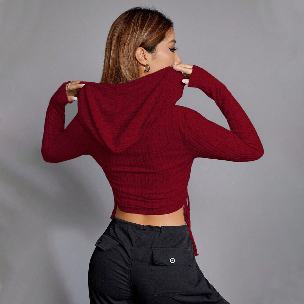 Chic & Stil Women's Cropped Long Sleeve Hooded Top with Elegant Ribbed Pattern