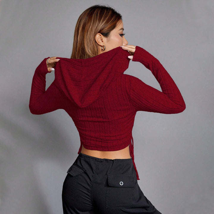 Chic & Stil Women's Cropped Long Sleeve Hooded Top with Elegant Ribbed Pattern