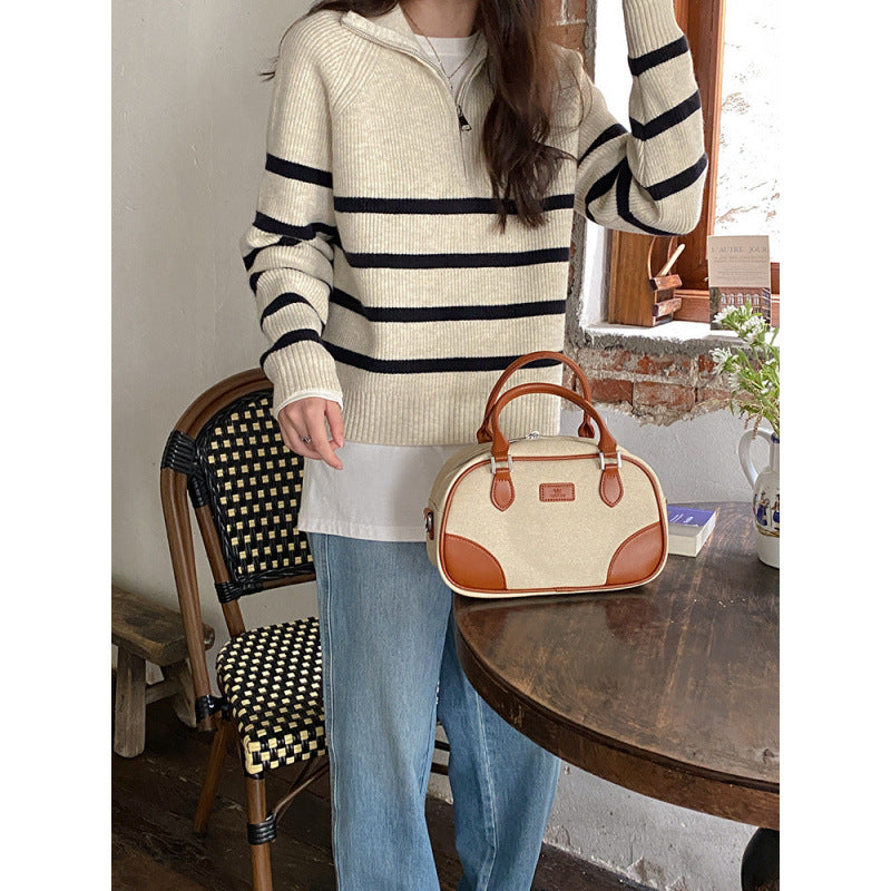 Pull féminin à la mode avec une fermeture éclair solide et un motif rayé Chic & Stil