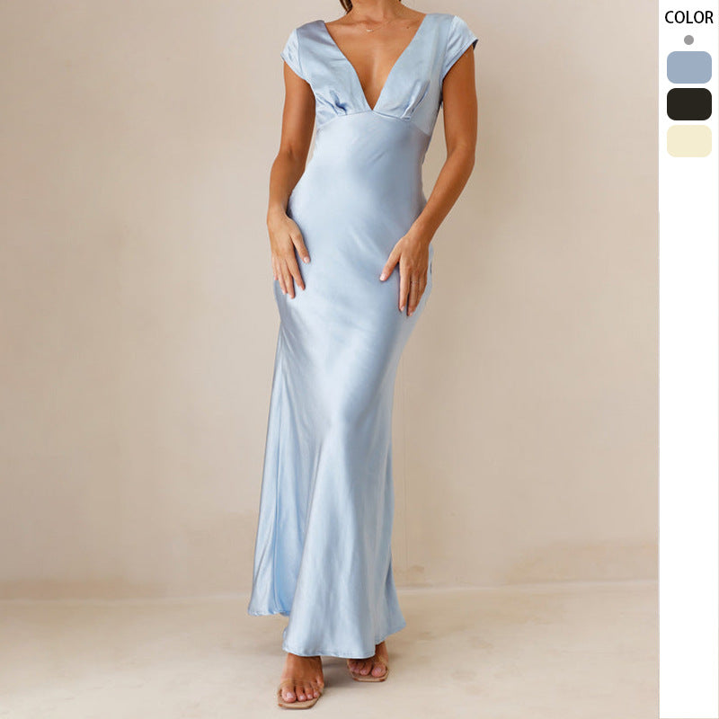 Elegant maxi dress for women with deep V-neckline and flowing satin fabric Chic & Stil
