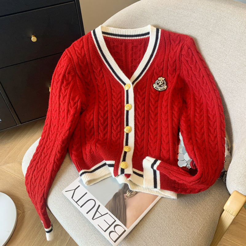 Cardigan pour femmes en tricot épais avec des boutons décoratifs et un motif à rayures sportives Chic & Stil