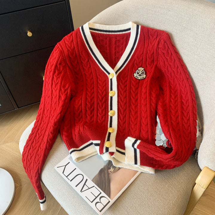 Cardigan pour femmes en tricot épais avec des boutons décoratifs et un motif à rayures sportives Chic & Stil