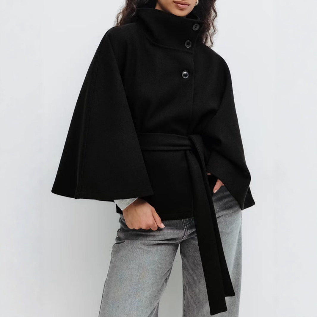 Veste cape élégante pour femmes avec un col montant et une ceinture Chic & Stil