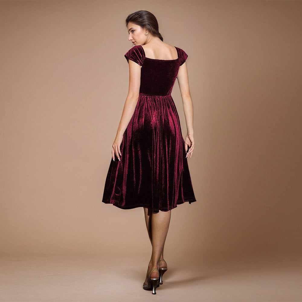 Robe midi femme en velours luxueux avec décolleté en V profond et coupe élégante Chic & Stil