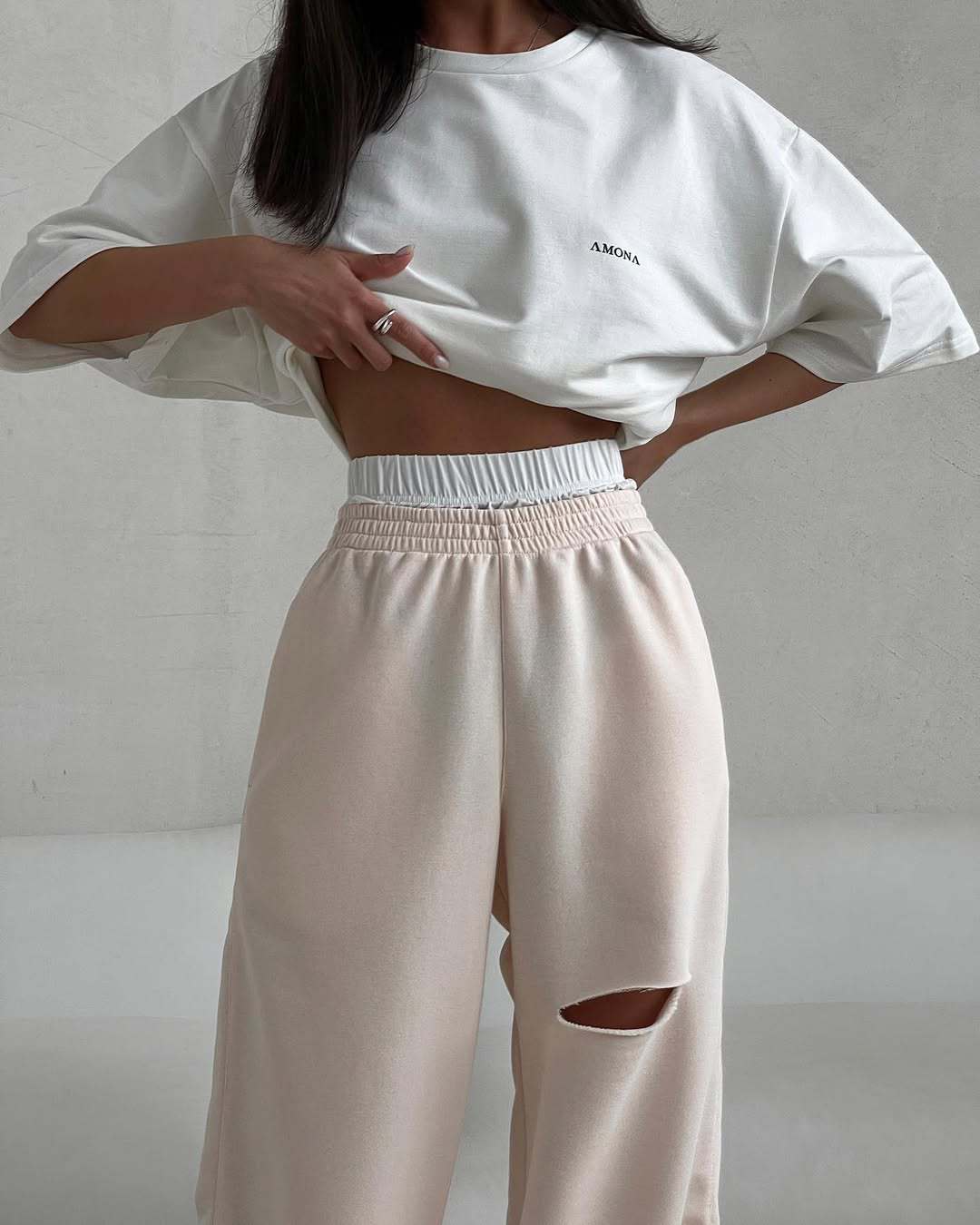 Oversized casual t-shirt for ladies and loose-fitting leisure pants with zipper Lune London