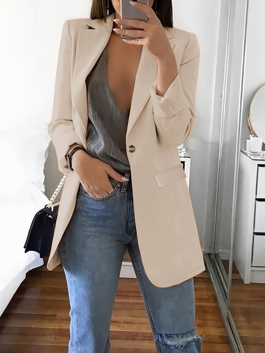 Elegant women's blazer with a sleek silhouette and practical pockets Lune London