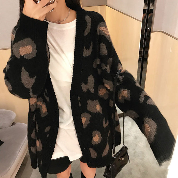 Knitted cardigan for women with a striking leopard pattern and a generous fit Lune London
