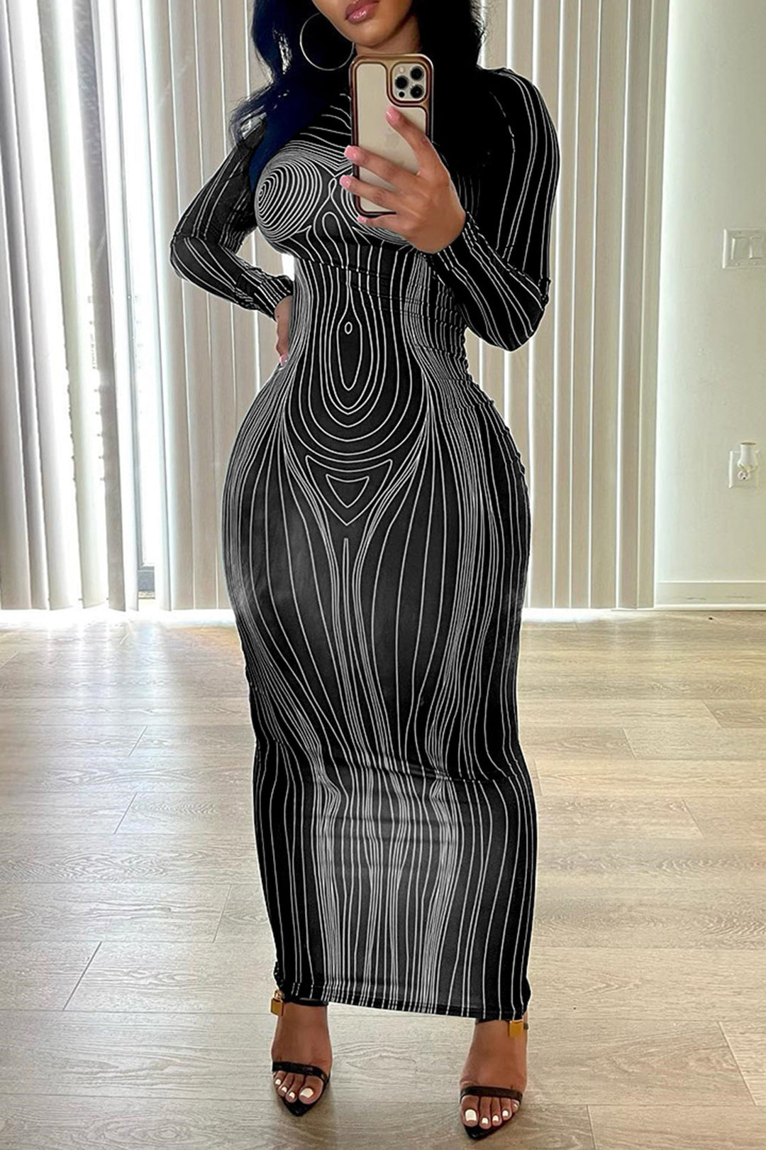 Robe maxi ajustée à manches longues pour femmes avec design graphique moderne Chic & Stil