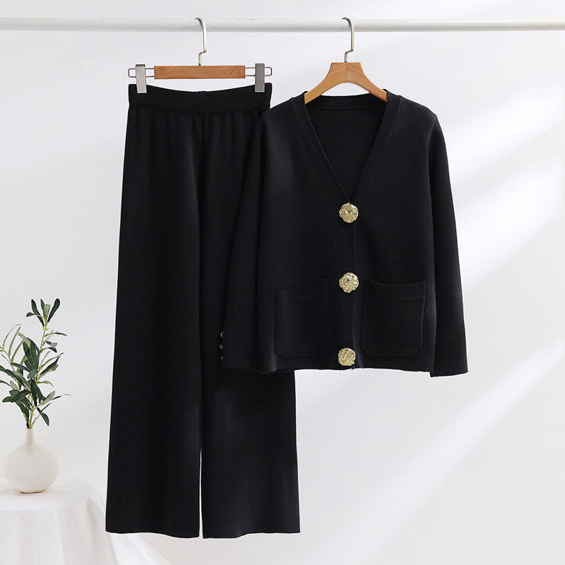 Elegant knitted lounge set for ladies with wide legs and beautiful buttons Lune London