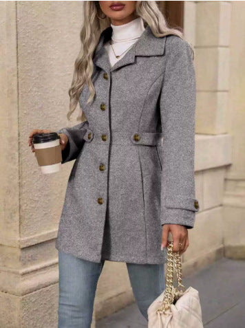 Trench-coat élégant pour femmes avec coupe ajustée et détails de boutons Chic & Stil